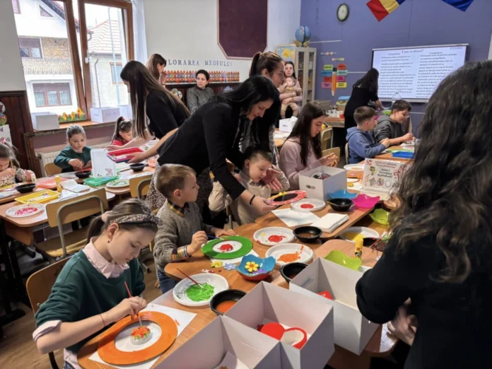 Copii explorând natura și participând la activități educative la Festivalul Armoniei