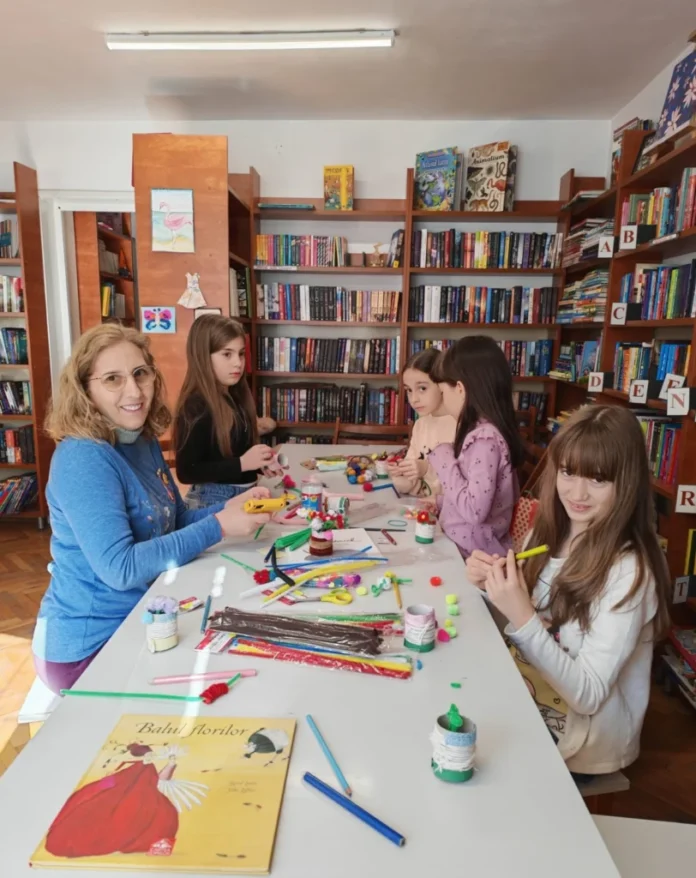 Creații artistice și zâmbete la atelierele pentru copii din cadrul programului Primăvară creativă.