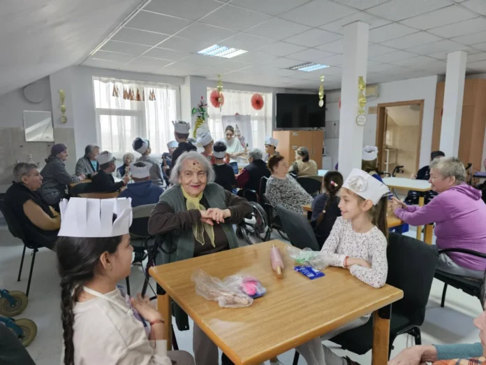 Elevi și bunicii din Săliște savurând dulciurile de Paște într-un proiect intergenerațional emoționant
