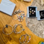 Bijuterii „de firmă” vândute online au fost confiscate de polițiști. O femeie din Cristian a fost reținută!