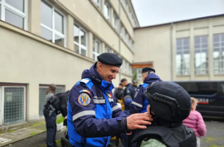 Jandarmii sibieni, în mijlocul copiilor: Lecții de siguranță și adrenalină pentru peste 100 de elevi!