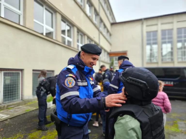 Jandarmii sibieni, în mijlocul copiilor: Lecții de siguranță și adrenalină pentru peste 100 de elevi!