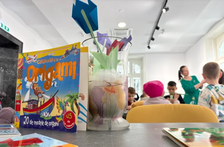 „Primăvara în culori” – copiii au adus anotimpul renașterii la Consiliul Județean Sibiu, printr-un atelier organizat de Biblioteca ASTRA