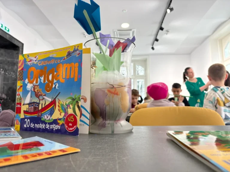„Primăvara în culori” – copiii au adus anotimpul renașterii la Consiliul Județean Sibiu, printr-un atelier organizat de Biblioteca ASTRA