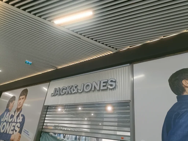 Jack & Jones a deschis la Sibiu primul său magazin fizic din România
