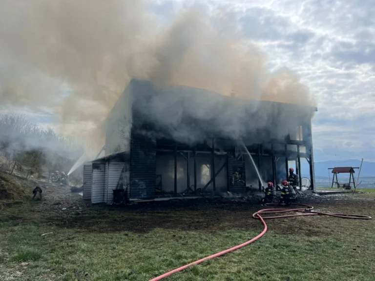 VIDEO Incendiu de proporții la o cabană din Dealul Dăii!