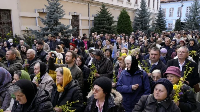 Credincioșii au participat în număr mare, sâmbătă, la tradiționala Procesiune de Florii organizată la Catedrala Mitropolitană „Sfânta Treime” din Sibiu