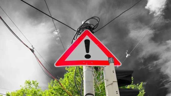 Vreme severă în Sibiu: drum acoperit de zăpadă și copaci înfășurați în gheață pe 10 aprilie.