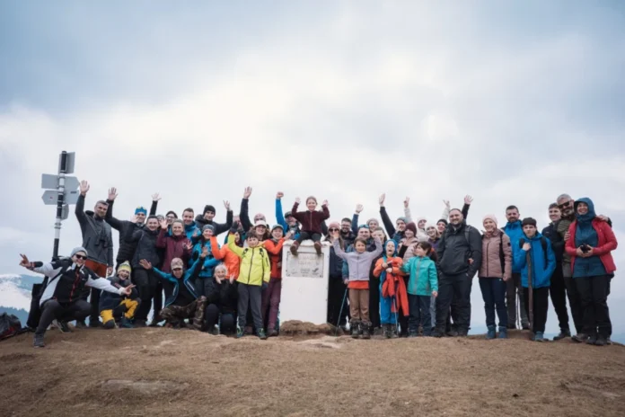 Panoramă a unui grup mare de elevi la o întâlnire de deschidere a ediției Anii Drumeției.