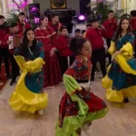 Parada Festivalului Culturii Romani pe pietonala Nicolae Bălcescu din Sibiu, cu dansatori în costume tradiționale