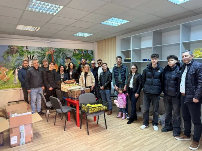 Voluntari în tricou galben, Echipa Galbenă, încarcă mașina cu daruri pentru copii.