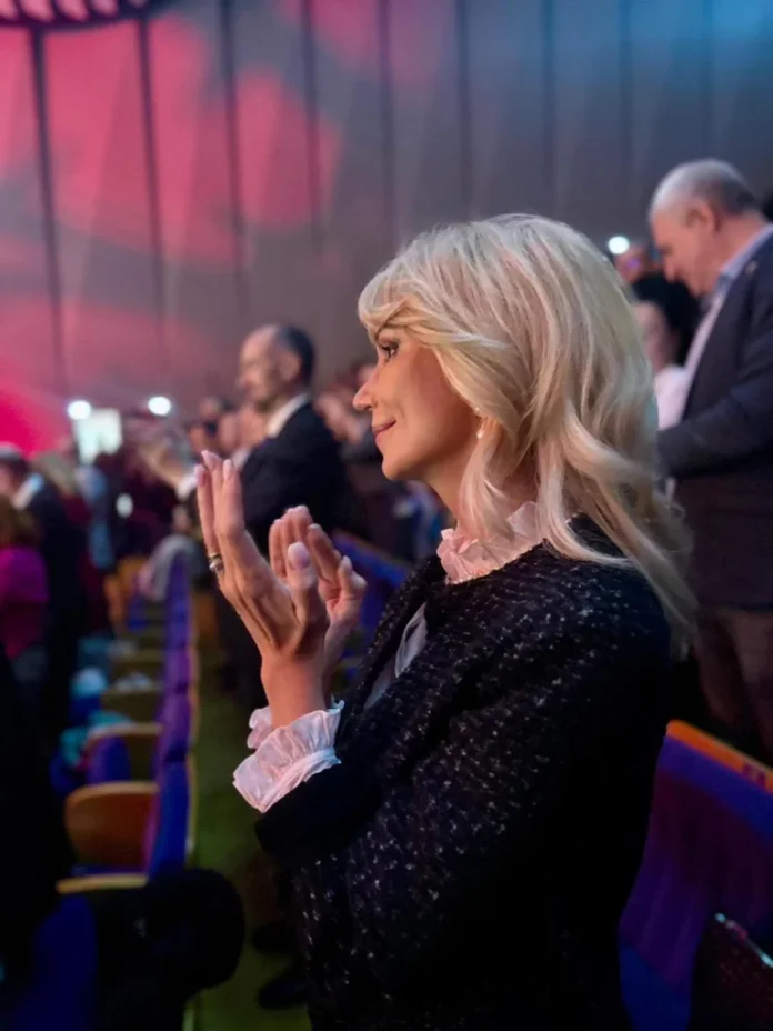 Raluca Turcan cântă la pian în timpul Madrigalului de Paște