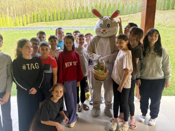 Copii participă la activități educative în aer liber la Cantonul lui Marinică