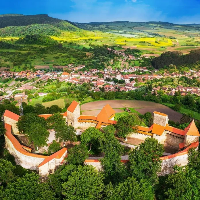Vedere panoramică asupra satului fortificat Biertan, candidat la Destinația Anului 2026, cu biserica în centru.