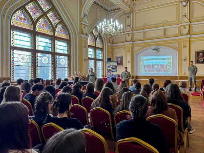 Reprezentanți ai Academiei Forțelor Terestre din Sibiu discută despre cariera militară cu tineri din Timiș
