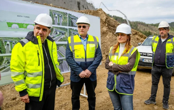 Primarul Nicolae Cocoș vorbește în fața utilajelor de la șantierul Tunelul Boița 1, un moment istoric.
