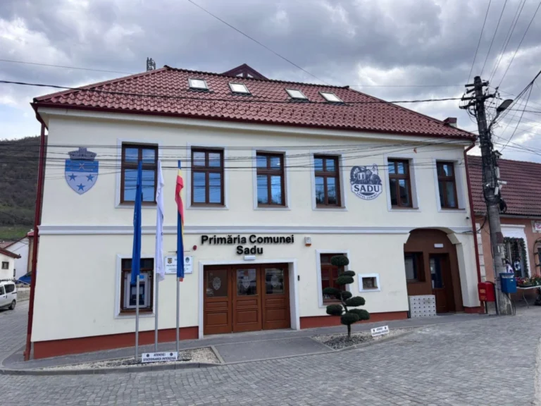 Valentin Ivan, primarul din Sadu: Primăria revine în sediul modernizat după reabilitare completă
