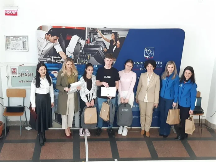 Elevii lucrează la asamblarea robotului înainte de concursul național de robotică