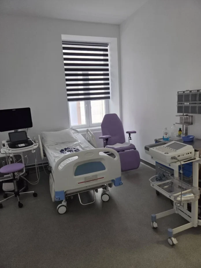 Sala modernă de spitalizare de zi din Spitalul Municipal Sibiu, cu paturi și echipamente noi