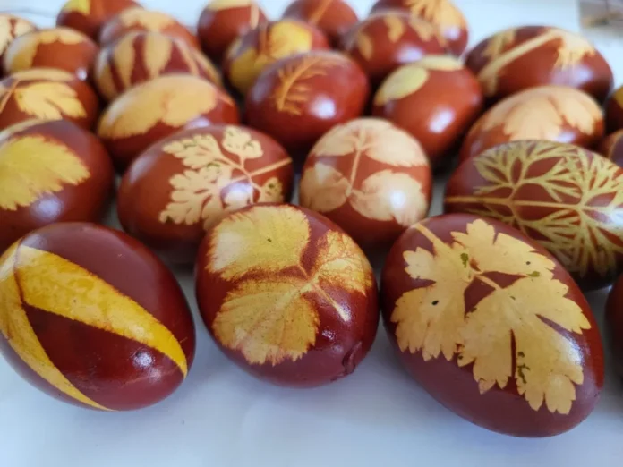 Vechi instrumente și materiale folosite pentru crearea autentică a ouălor de Paști decorate.