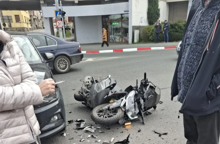 Accident între un autoturism și o motocicletă: Un tânăr de 21 de ani a ajuns la spital!