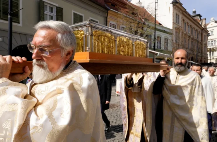 Moaștele Sf. Andrei Șaguna în procesiune prin centrul Sibiului