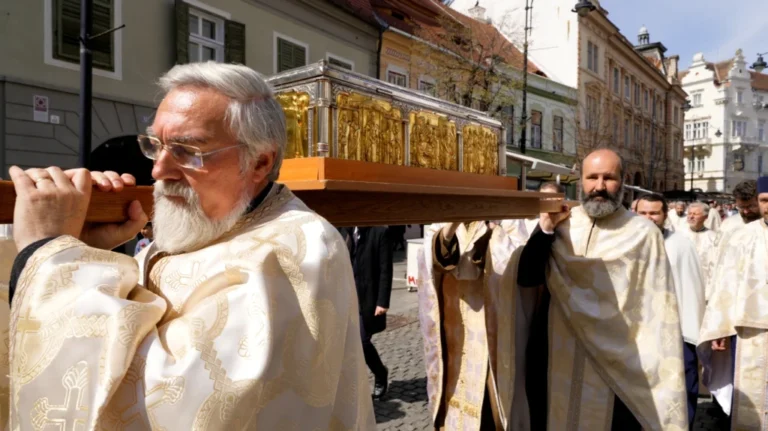 Moaștele Sf. Andrei Șaguna în procesiune prin centrul Sibiului