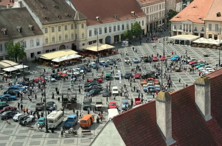 Bijuterii pe roți în centrul Sibiului: Retroparada Primăverii revine în Piața Mare!