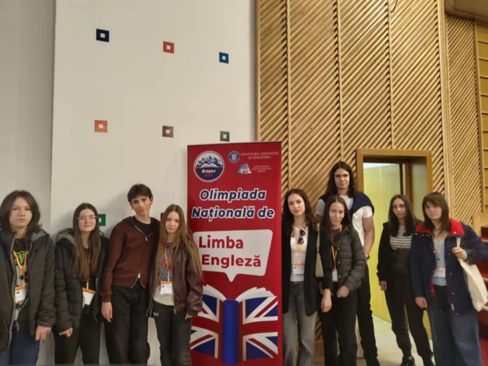 Elevi sibieni premiați la Olimpiada Engleză 2026, zâmbind cu diplome și medalii.