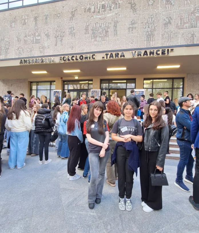 Moment solemn de premieri la cea de-a Olimpiada Națională de Limbi Romanice, cu participanți aplaudând