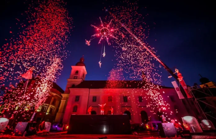 Detaliu arhitectural și sculpturi ornamentale pe fațada Teatrului Național Sibiu