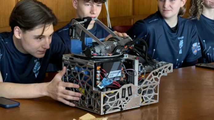 Membrii echipei The Resistance la lucru în timpul unui Coffee Run Mediaș pentru FIRST Tech Challenge