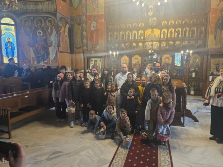 Daruri în a doua zi de Paști pentru copiii de la Biserica „Sfântul Nicolae” din Cisnădie