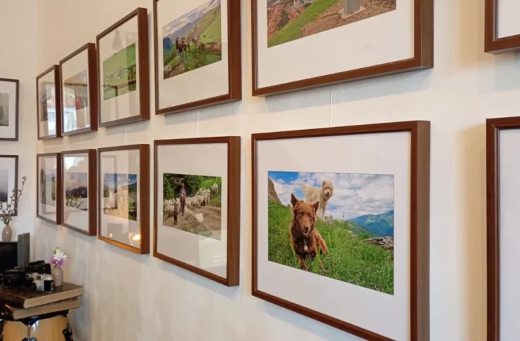 Peste 50 de oameni au participat la vernisajul expoziției „Între om, munte și câine” realizate de Traian Deleanu