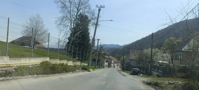 Strada principală DJ 106D în localitatea Cisnădioara, probabil cu denivelări