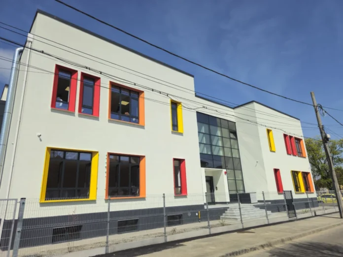 Bucătăria modernă și echipată a noii creșe și grădinițe din Piața Cluj, Sibiu