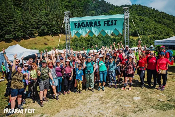 Vedere așezată a cortului sau pavilionului principal de la Făgăraș Fest, cu steagul festivalului.