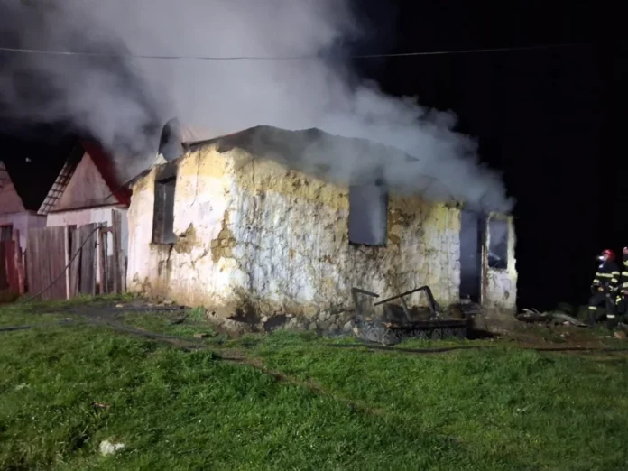 Echipaj de pompieri din Sibiu intervenind pe locul tragediei după incendiu în Mureș
