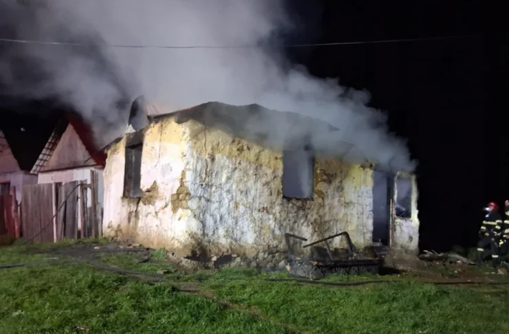 Incendiu cu deznodământ tragic în județul Mureș. Pompierii sibienii au găsit un bărbat de 60 de ani carbonizat!