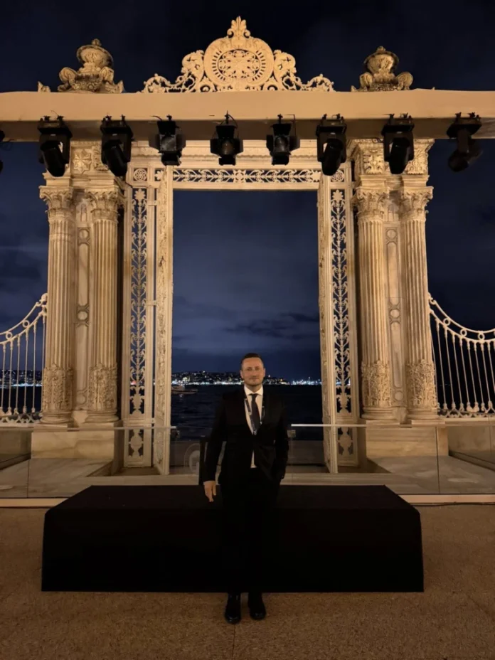 Oameni la eveniment discutând declinul democrației pe plan global.