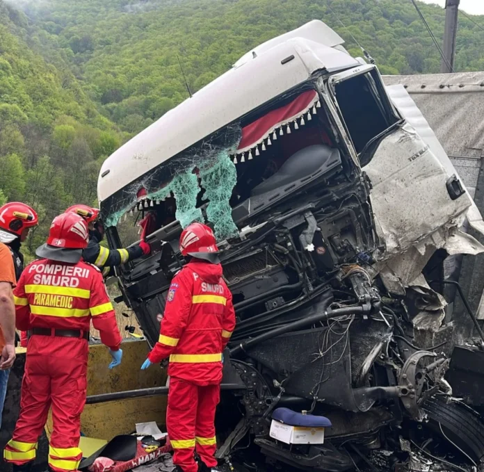 TIR accidentat pe DN7 în Brezoi blocat parțial pe carosabil după coliziune