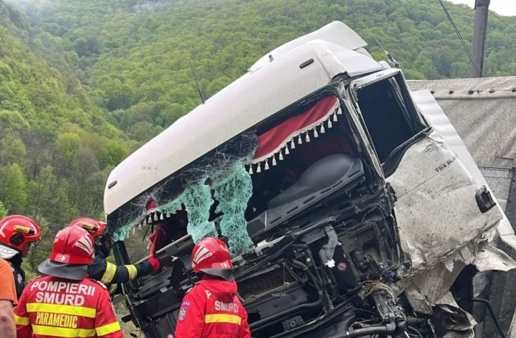 Accident pe DN 7 în Brezoi: Un bărbat a fost salvat dintre fiarele unui TIR!