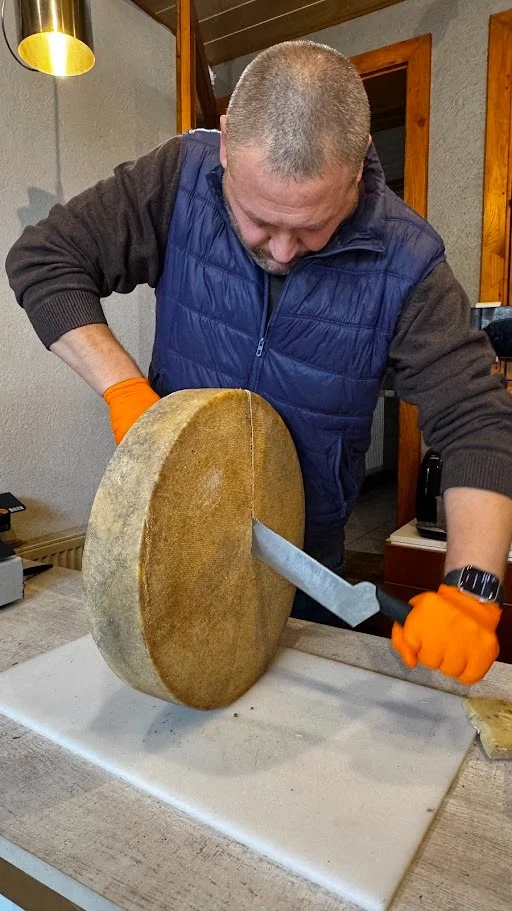 Brânza, vedeta weekendului în „Anii Drumeției”: două trasee cu gust autentic în Mărginimea Sibiului și Dumbrăveni