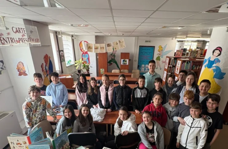 Elevii sibieni au donat sute de cărți pentru copiii din mediul rural, printr-o inițiativă susținută de Biblioteca ASTRA