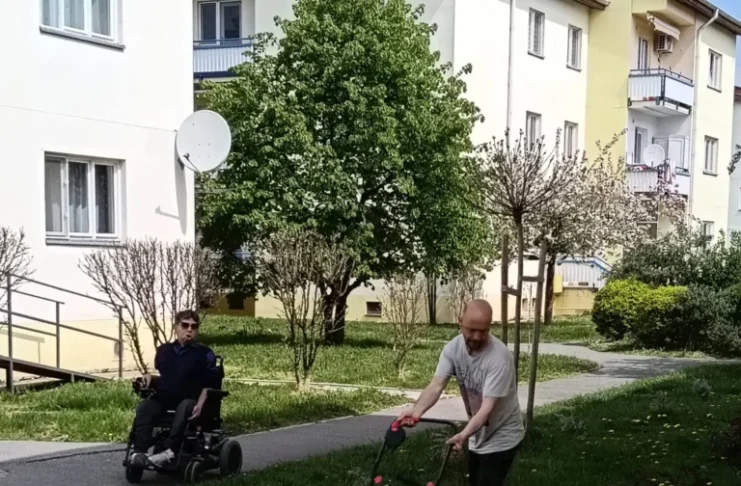 „Dacă se vrea, se poate!”: Nicolae Hămbășan a dat startul schimbării în cartierul Reșița prin plantarea de lavandă și regenerarea spațiilor verzi!