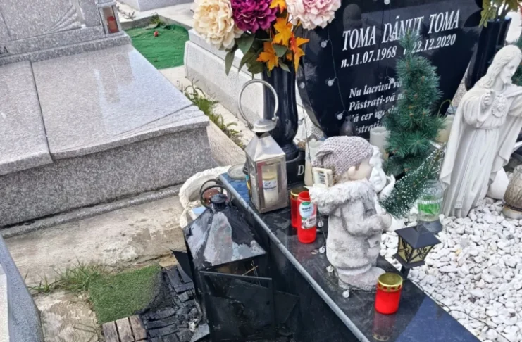 Un mormânt din cimitir, la un pas de a fi distrus de flăcări. Incendiul a fost stins de un trecător!