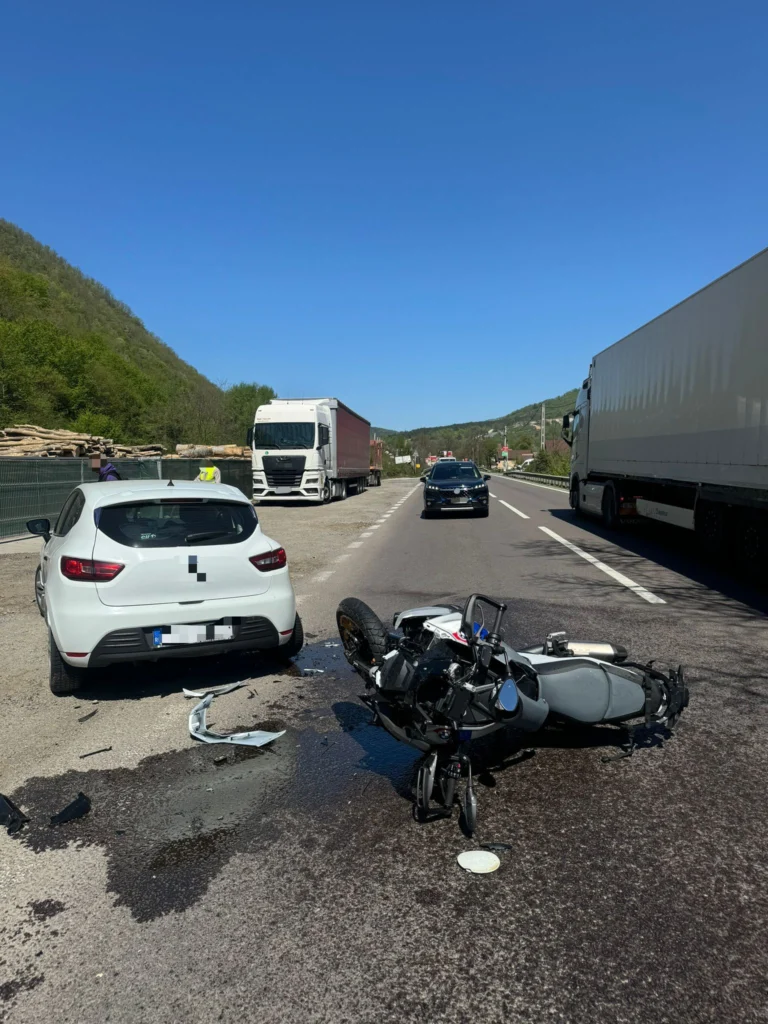 Accident pe Valea Oltului: Trei persoane au ajuns la spital după o coliziune între un autoturism și o motocicletă!