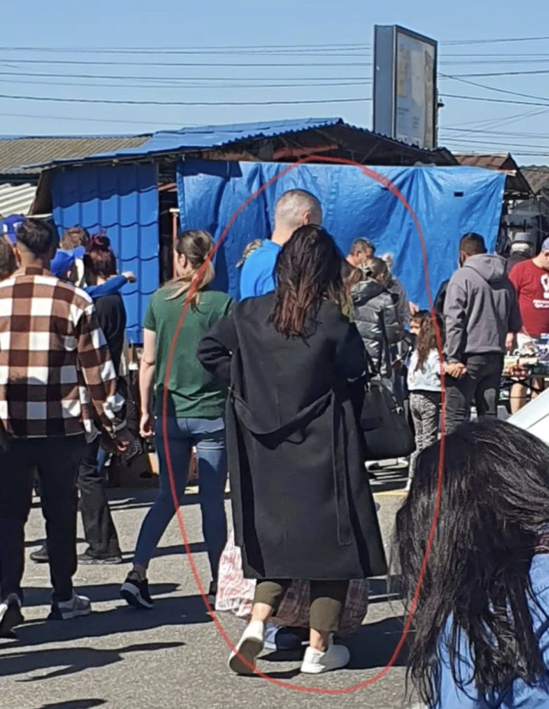 Echipa de control verifică produsele de îmbrăcăminte expuse la taraba din târgul Obor