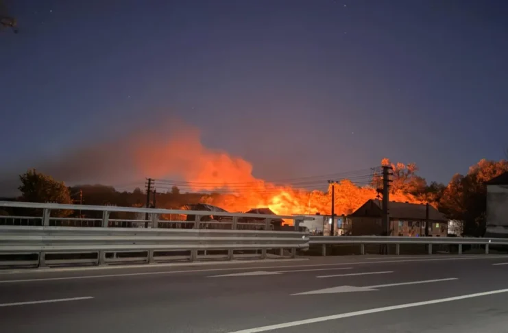 Incendiu de proporții lângă cartierul Arhitecților. Ard deșeuri în zona fermei Seviș