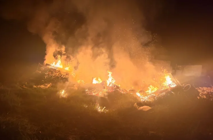 Foc pus intenționat la Cisnădie. Au ars aproximatix 5 tone de deșeuri!